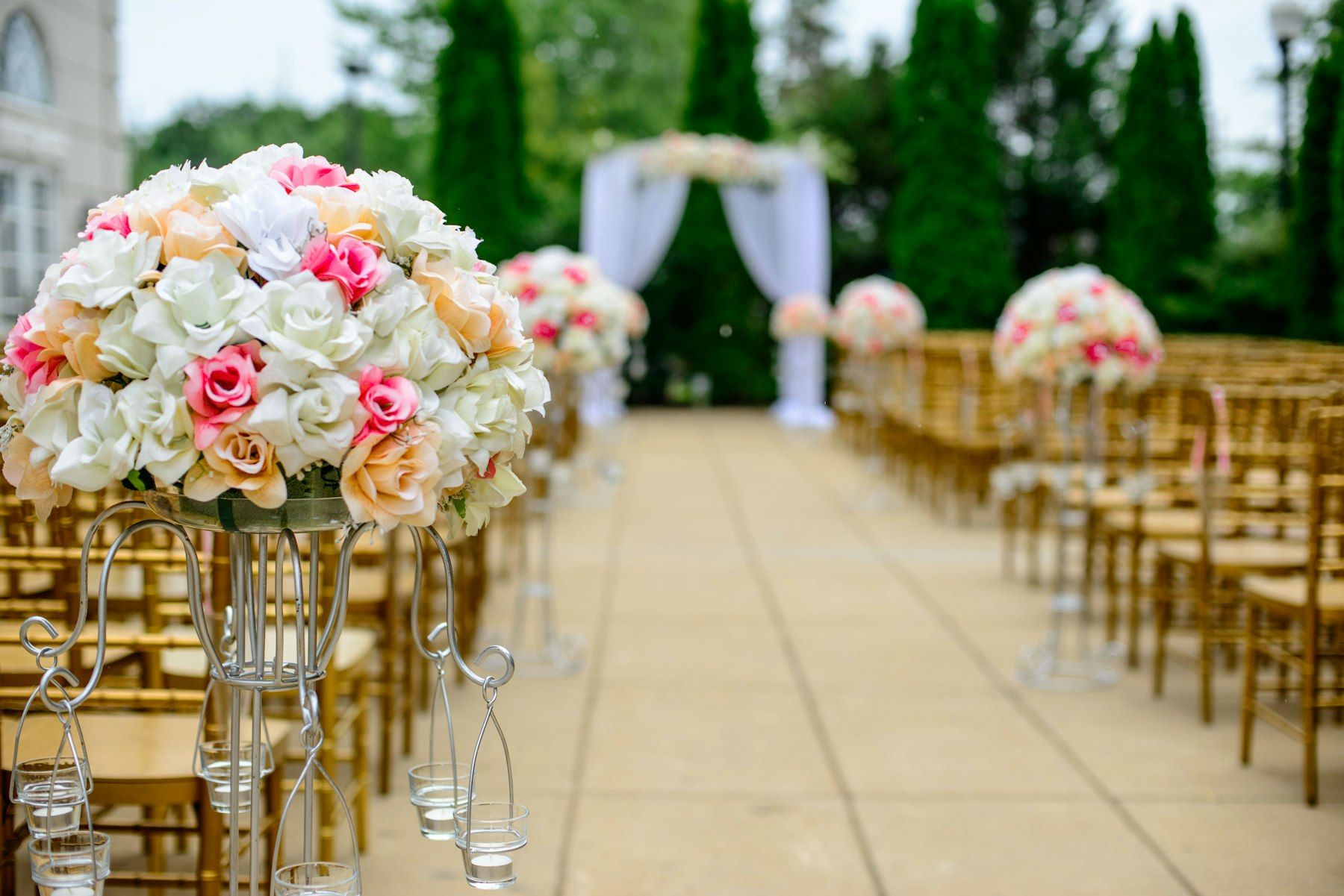 Ceremonia de casamiento al aire libre con sillas doradas